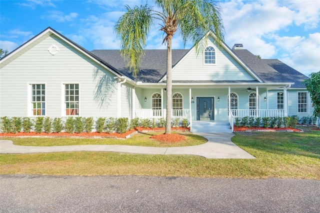 view of front of house featuring ceiling fan, a porch, and a front yard