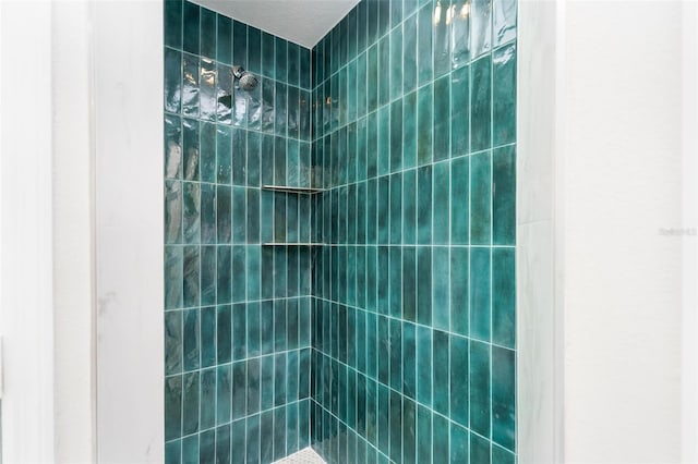 bathroom featuring tiled shower