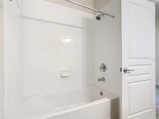 bathroom featuring tiled shower / bath combo