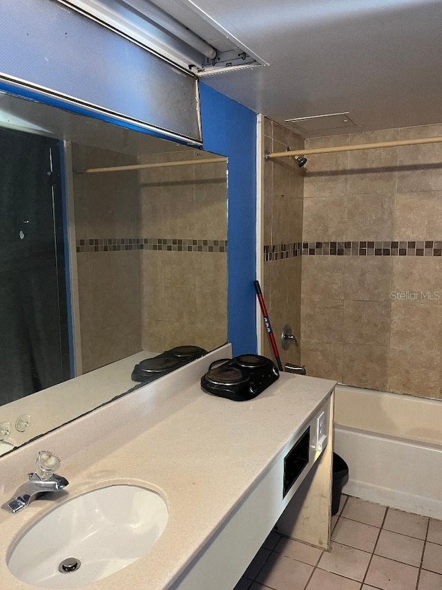 bathroom featuring tile patterned floors, sink, and tiled shower / bath