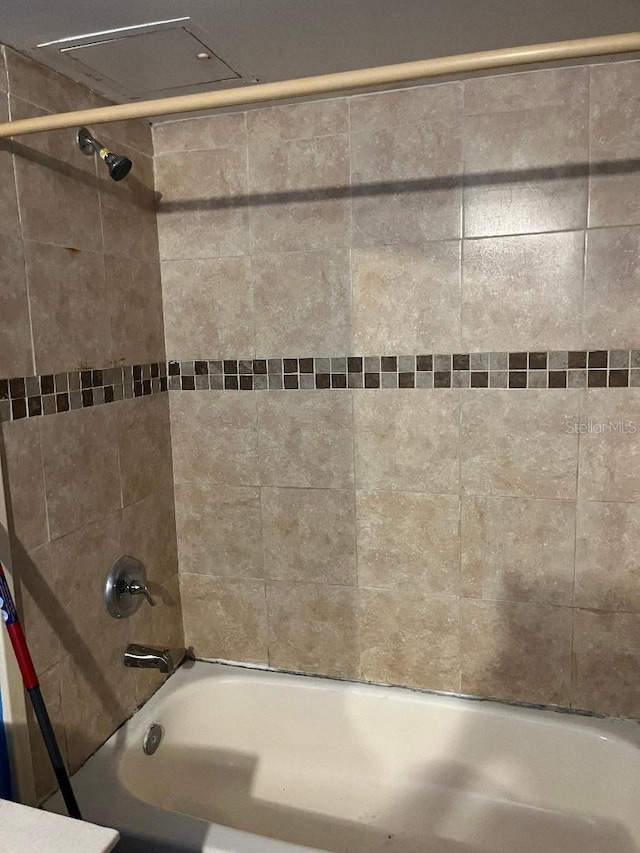 bathroom featuring tiled shower / bath