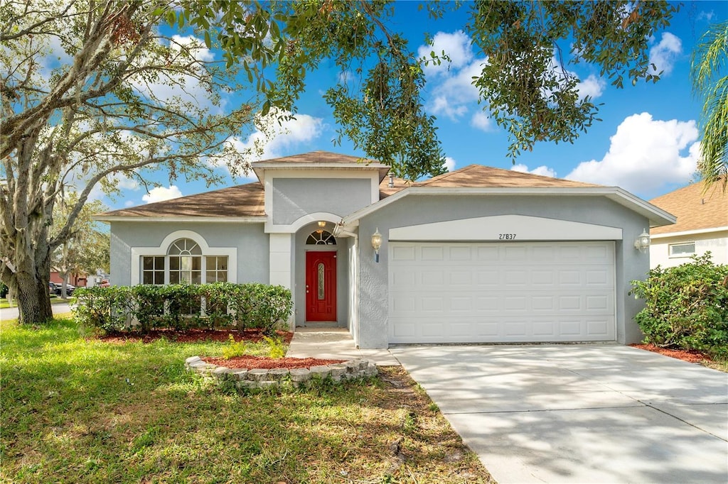 view of front facade featuring a garage