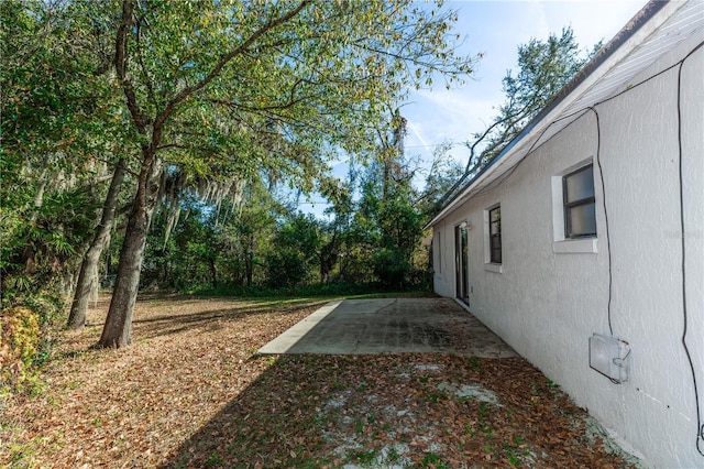 view of yard featuring a patio area