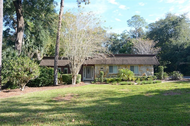 single story home with a front lawn