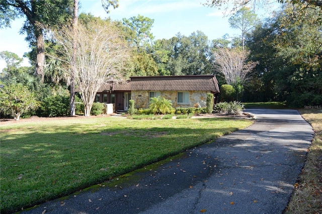 ranch-style home featuring a front yard