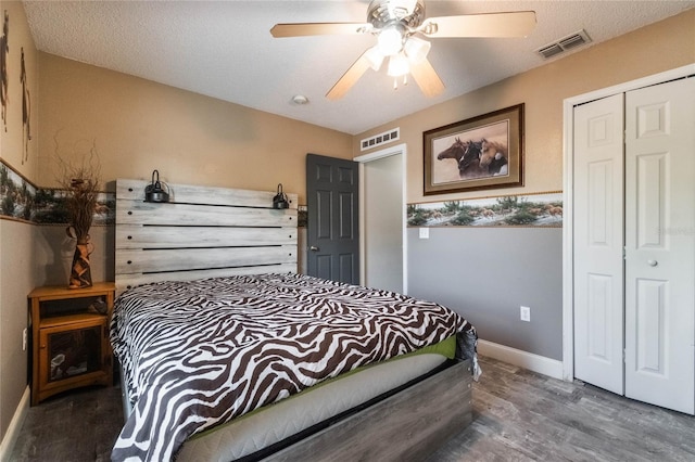 bedroom featuring wood-type flooring, a textured ceiling, a closet, and ceiling fan