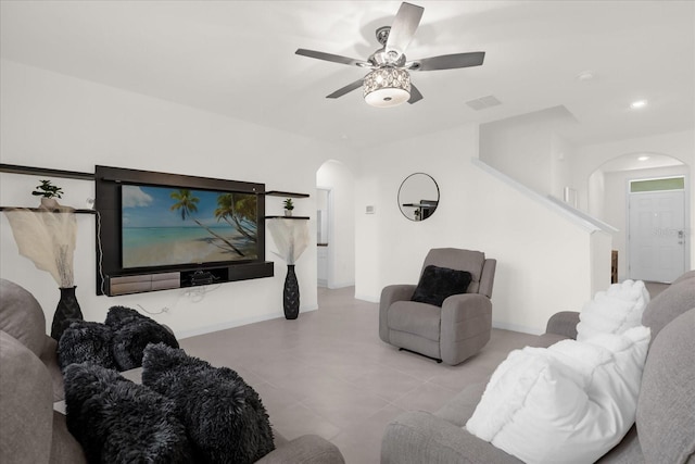 living room featuring arched walkways, ceiling fan, recessed lighting, visible vents, and baseboards