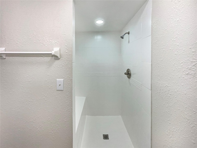 bathroom featuring tiled shower