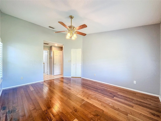 unfurnished room featuring a textured ceiling, light hardwood / wood-style flooring, and ceiling fan