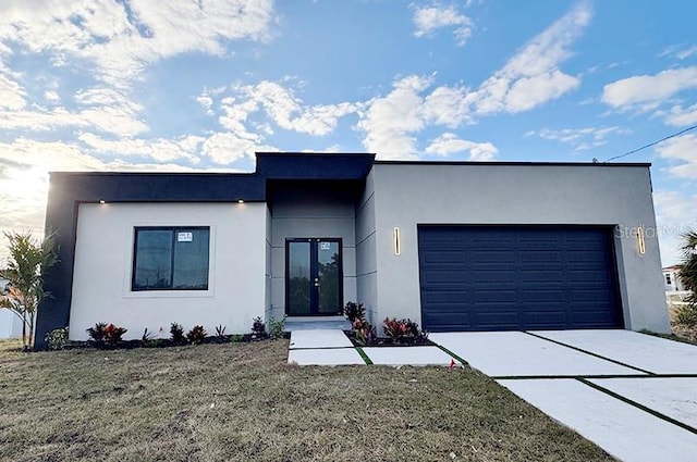 view of front of home featuring a front yard and a garage