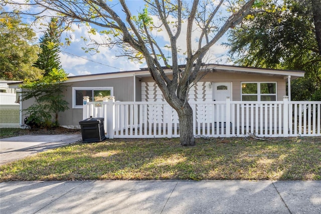 single story home featuring a front yard