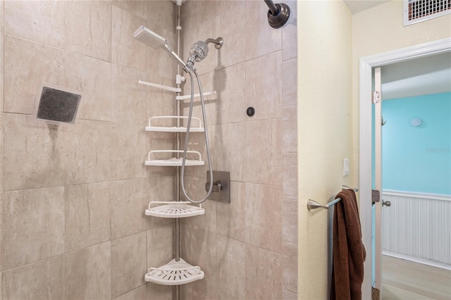 bathroom featuring tiled shower