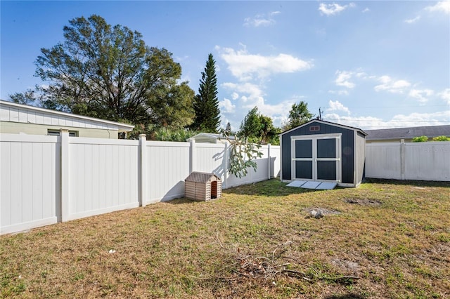 view of yard featuring a storage shed