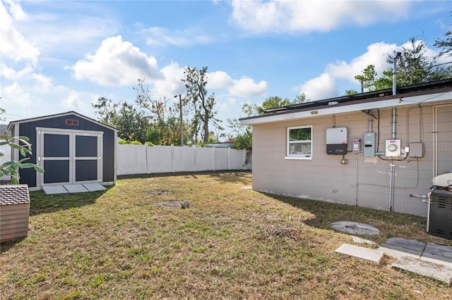 view of yard featuring a storage shed