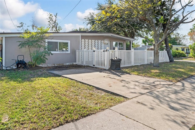 view of front of property featuring a front lawn