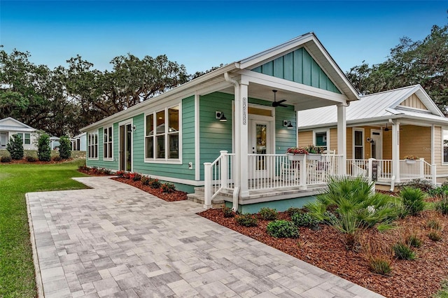 view of front of property featuring a porch and ceiling fan