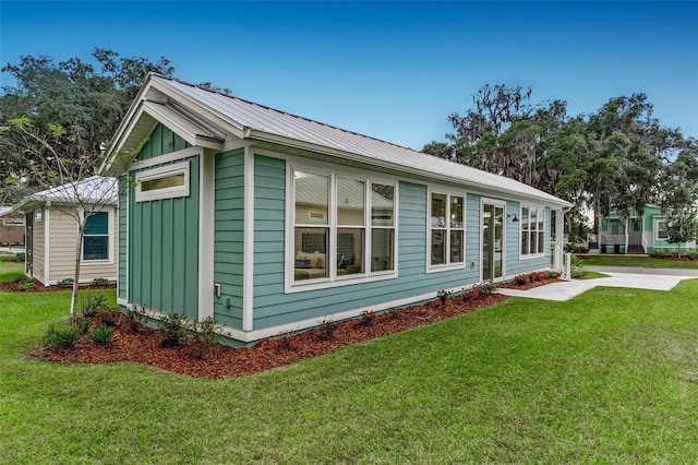 12133 Grand Oak Ln, Oxford, FL 34484 - view of side of property featuring a lawn