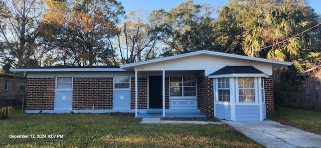 view of front facade with a front yard