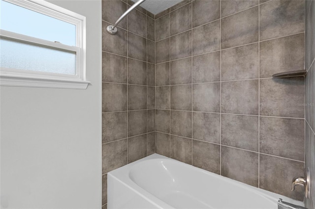 bathroom featuring tiled shower / bath combo