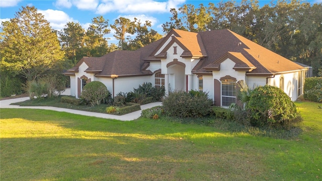 view of front of home featuring a front yard