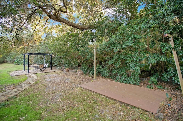 view of yard featuring a pergola