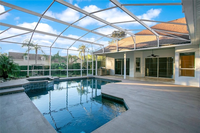 view of swimming pool featuring an in ground hot tub, a patio area, ceiling fan, and a lanai