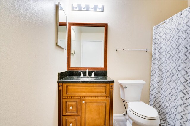 bathroom with a shower with shower curtain, vanity, and toilet