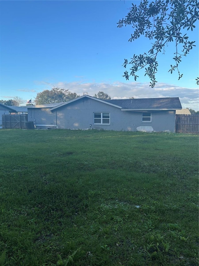 view of side of property featuring a lawn