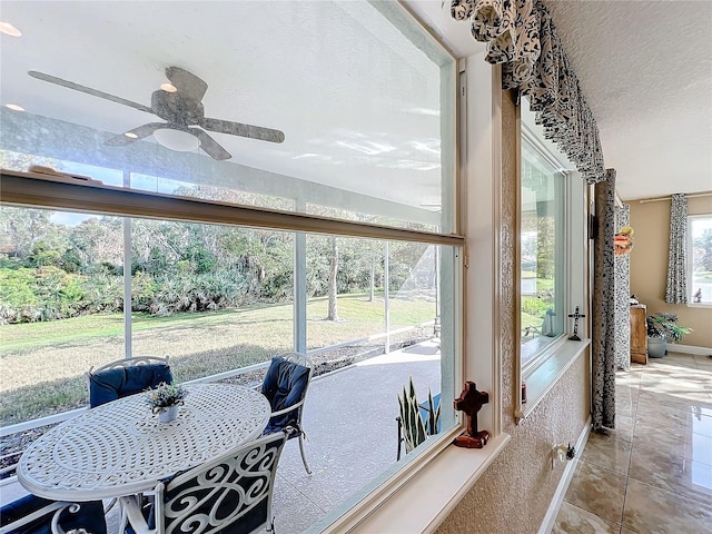 sunroom with ceiling fan