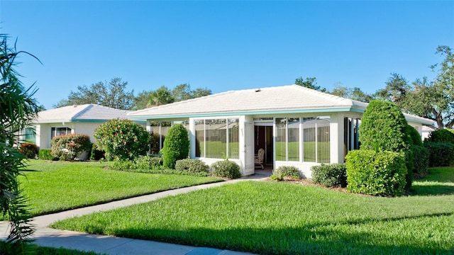 view of front facade with a front lawn