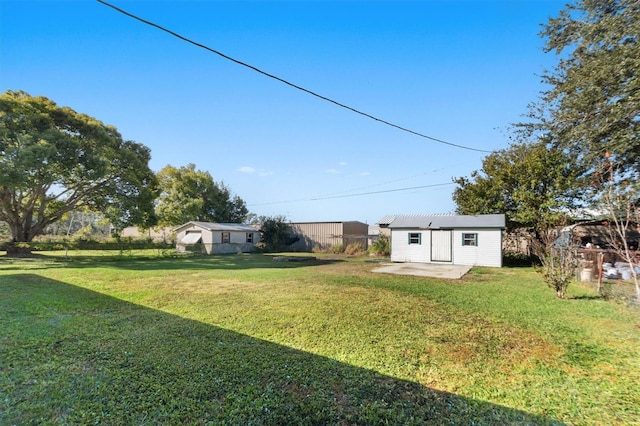 view of yard featuring an outbuilding