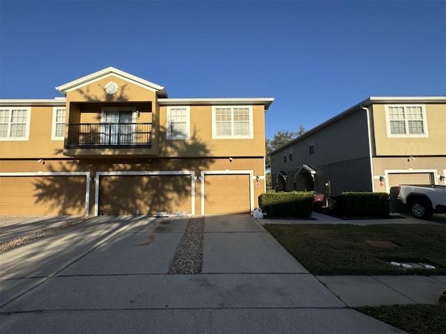 view of front of property featuring a balcony