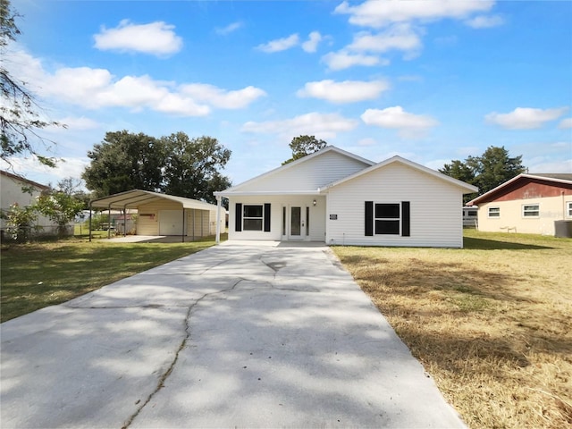 view of front facade featuring a carport and a front lawn