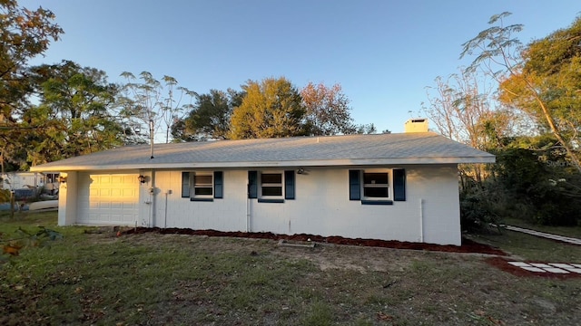 back of house featuring a lawn