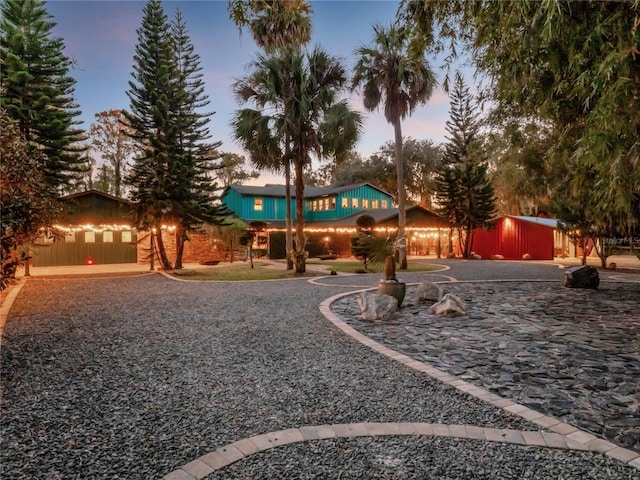 view of yard at dusk