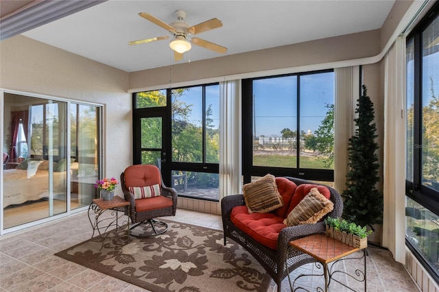 sunroom with ceiling fan