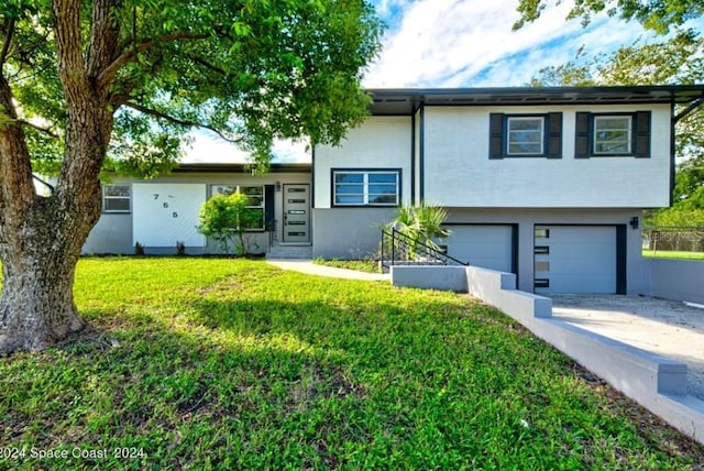 view of front facade featuring a front lawn and a garage