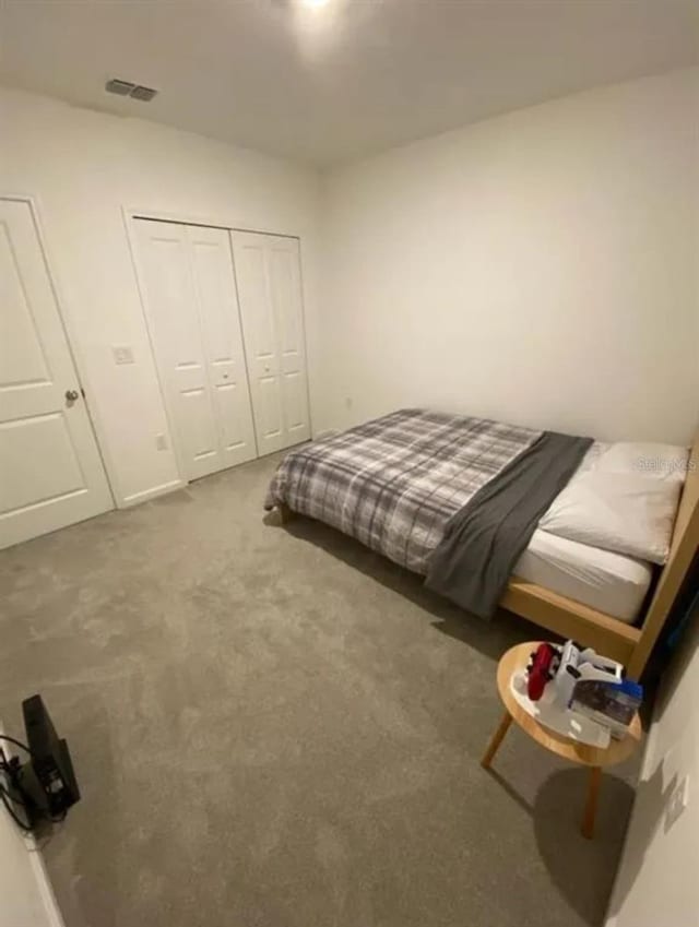 bedroom featuring carpet flooring and a closet