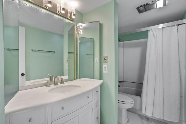 full bathroom with shower / tub combo with curtain, vanity, and toilet