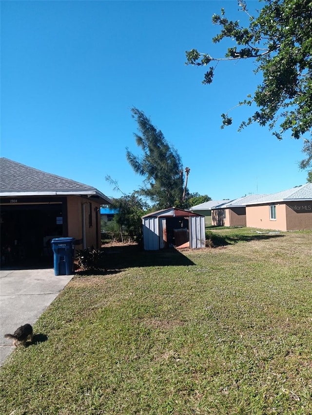 view of yard featuring a shed