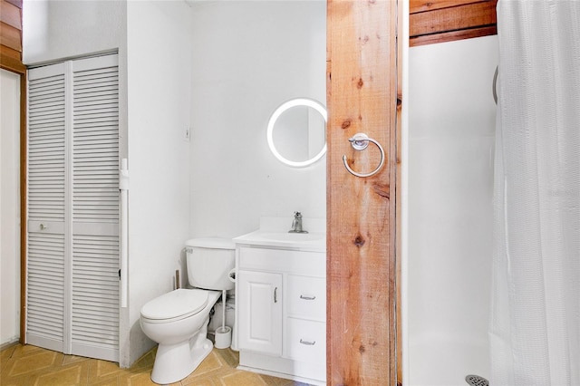 bathroom featuring a shower with curtain, vanity, and toilet