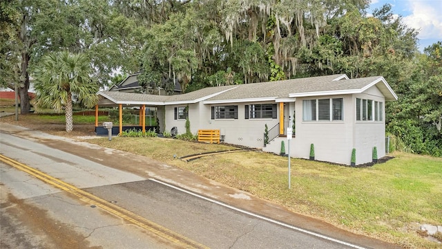 view of front of house featuring a front yard and a carport