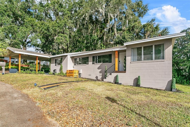 ranch-style home featuring a front lawn