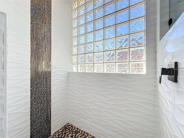 bathroom featuring tiled shower