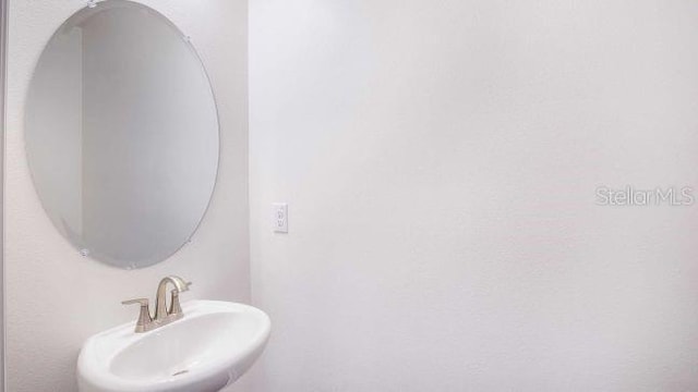 bathroom featuring sink