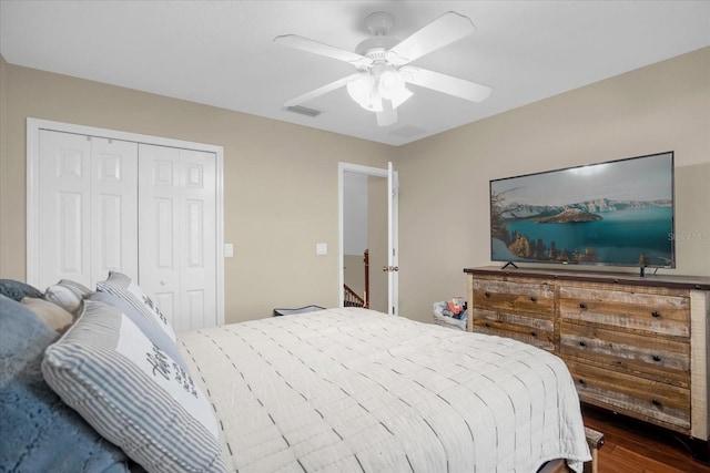 bedroom featuring ceiling fan, dark hardwood / wood-style floors, and a closet