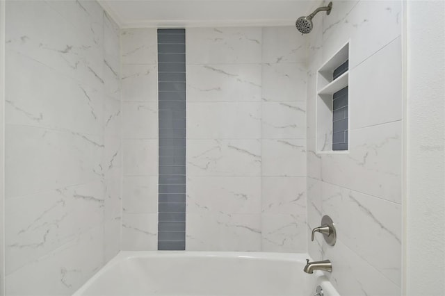 bathroom with tiled shower / bath combo