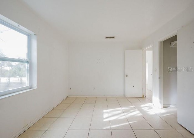 unfurnished room featuring light tile patterned flooring