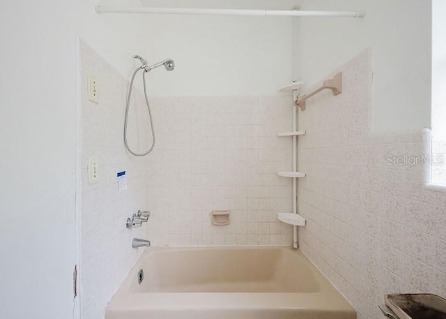 bathroom with tiled shower / bath