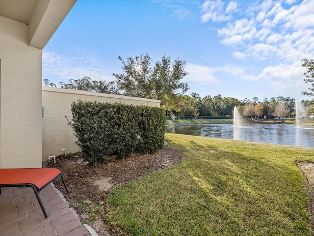 view of yard featuring a water view